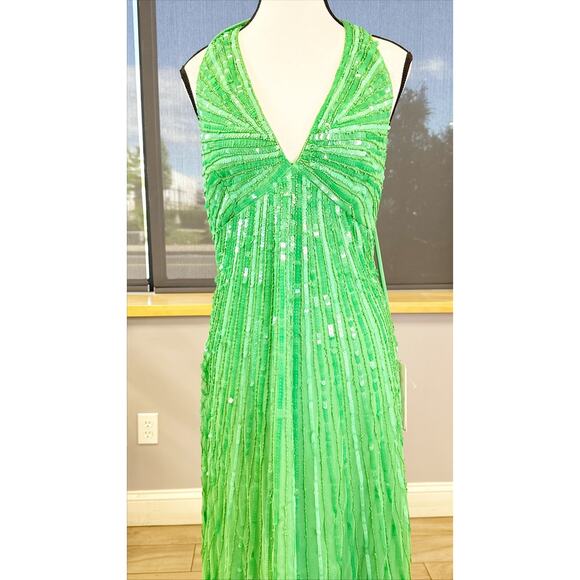 Elegant Green Evening Gown - Picture 6 of 11